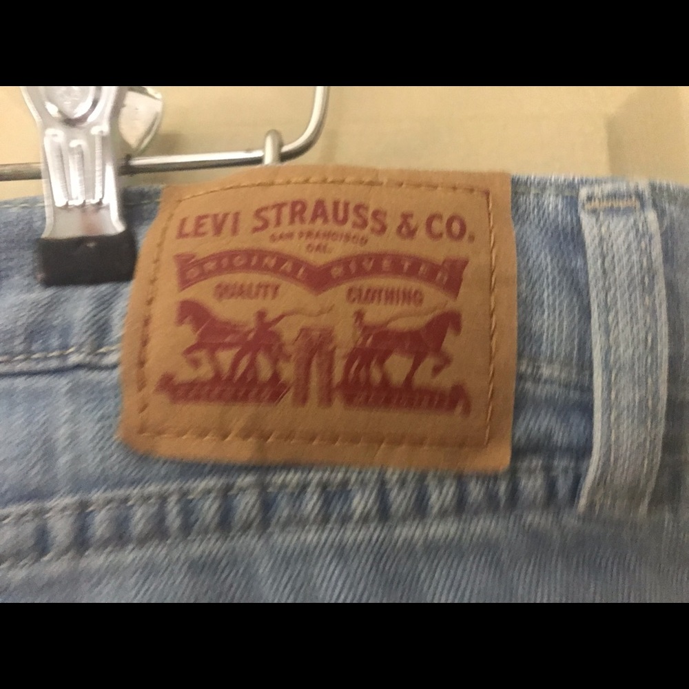 Levis jean shorts size 28. 11” long 3” inseam.